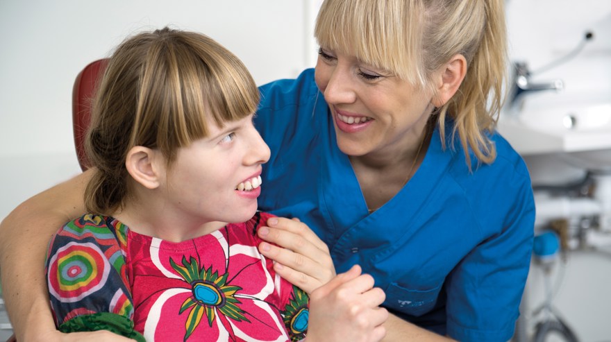 En behandlare och en patient som tittar vänlig mot varandra.