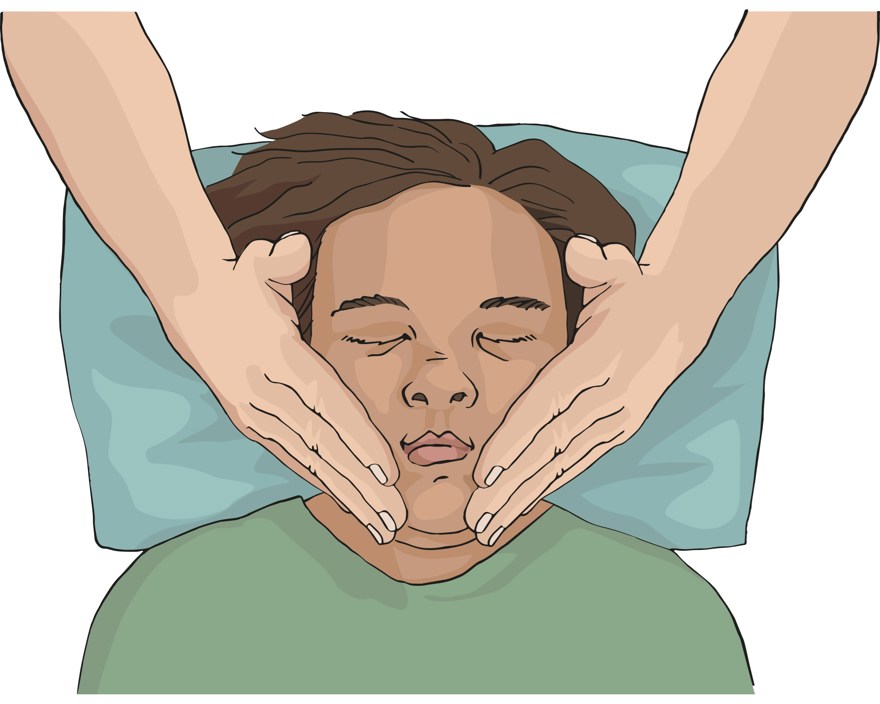 På bilden syns en person som ligger på en kudde med ögonen stängd och avslappnad ansiktsuttryck. Bakom personen som ligger på kudden står en person vars händer och underarmar syns. Händerna ligger på kinderna och symboliserar ansiktsmassage.