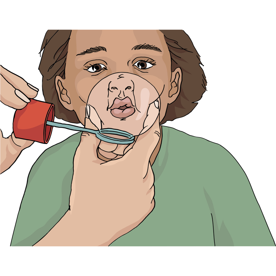 På bilden syns en person som med hjälp av en annan person blåser såpbubblor.