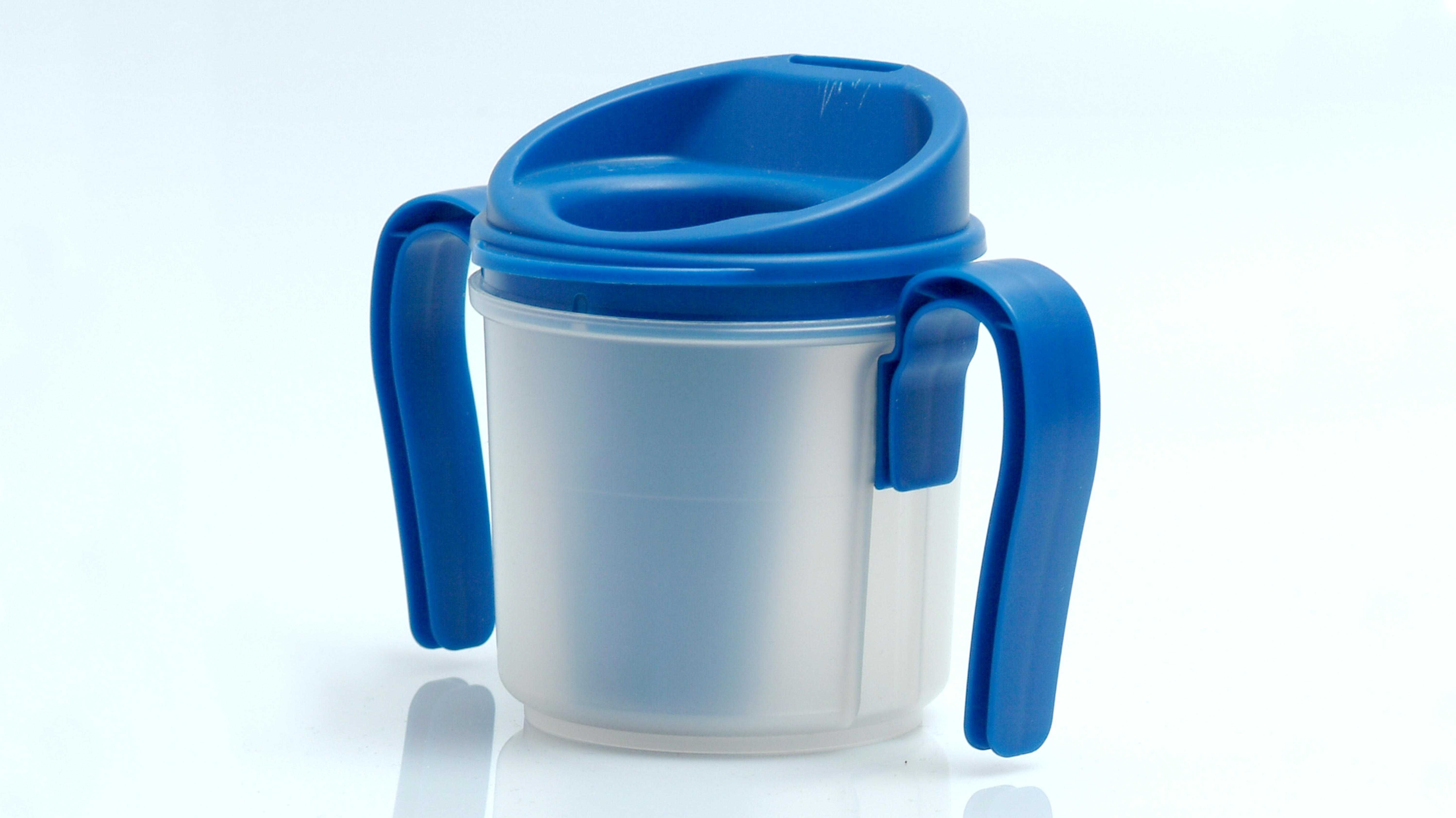genomskinlig mugg med blåa handtag/grepp och blått lock med öppning för att dricka ur. 