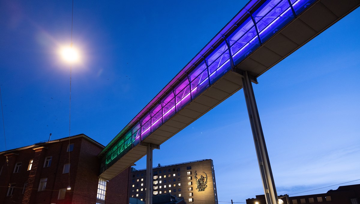 Gångbroarna vid Sahlgrenska sjukhuset lyses upp i samband med Sällsynta dagen. Färgerna grönt, rosa och blått används internationellt och symboliserar sällsynta hälsotillstånd