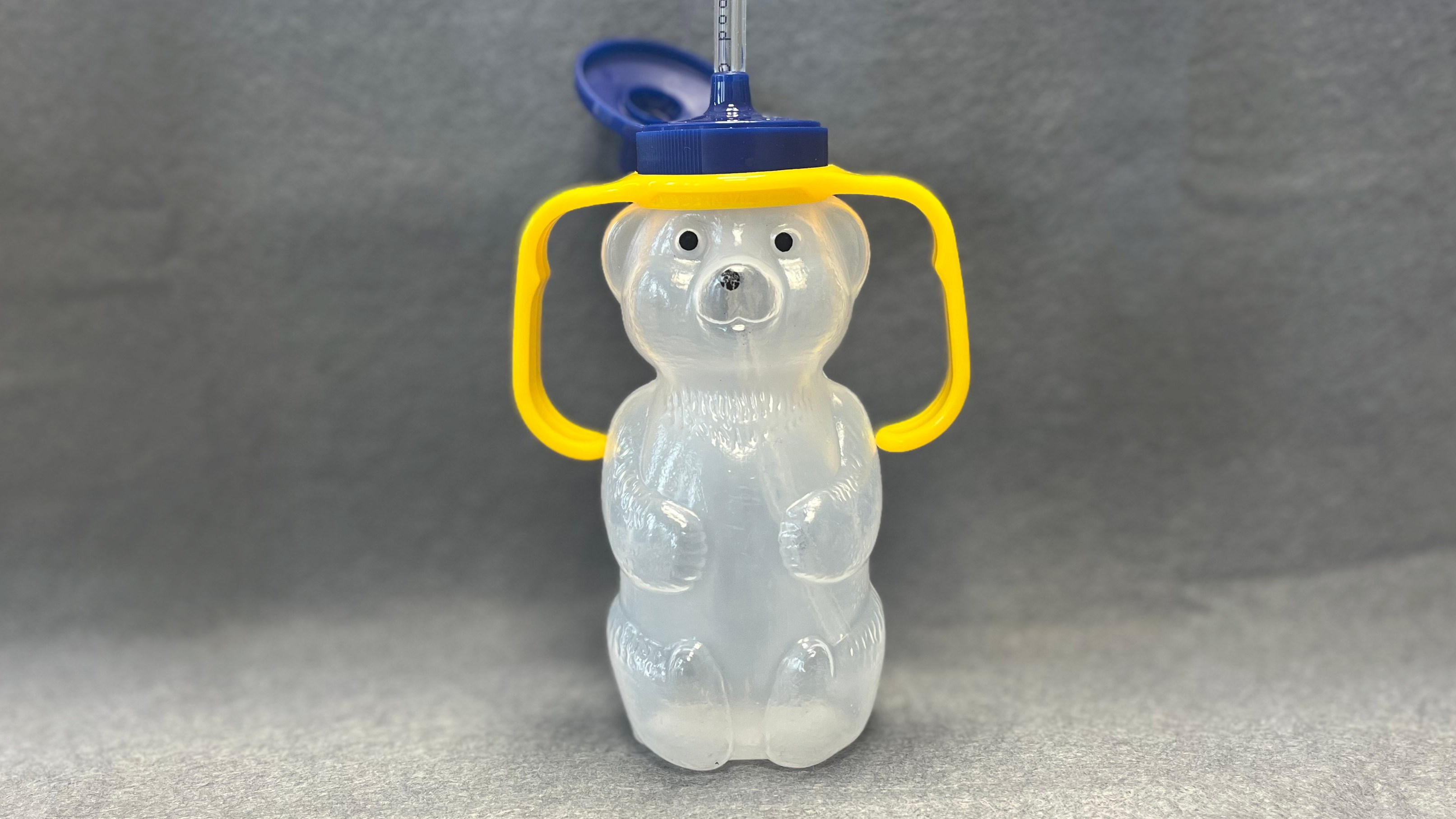 En sugrörsbjörn som hjälper barn lära sig dricka