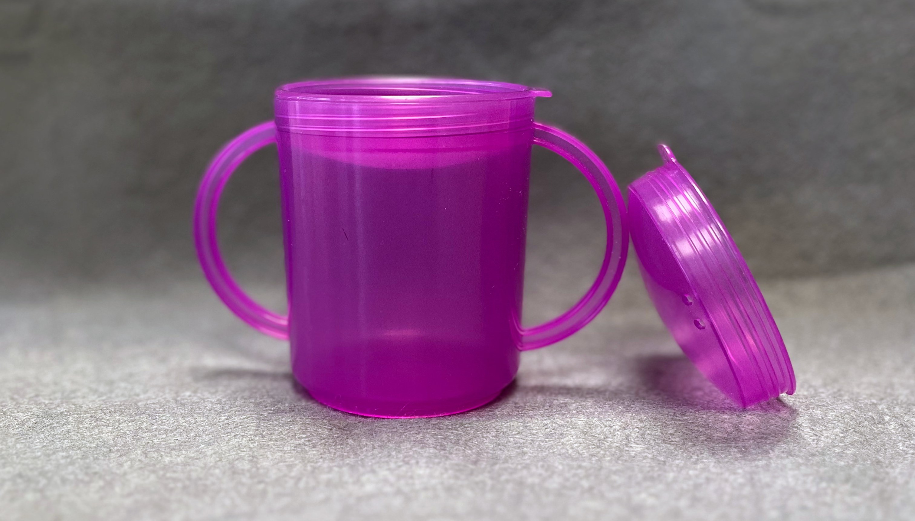 En lila mugg med skålformat lock