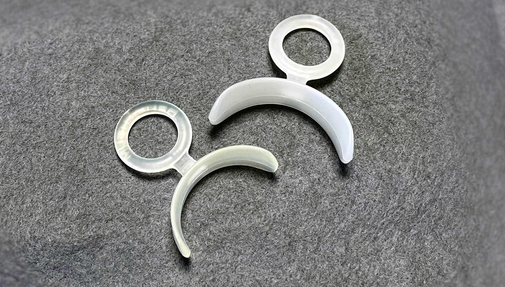 Två munskärmar i två olika storlekar