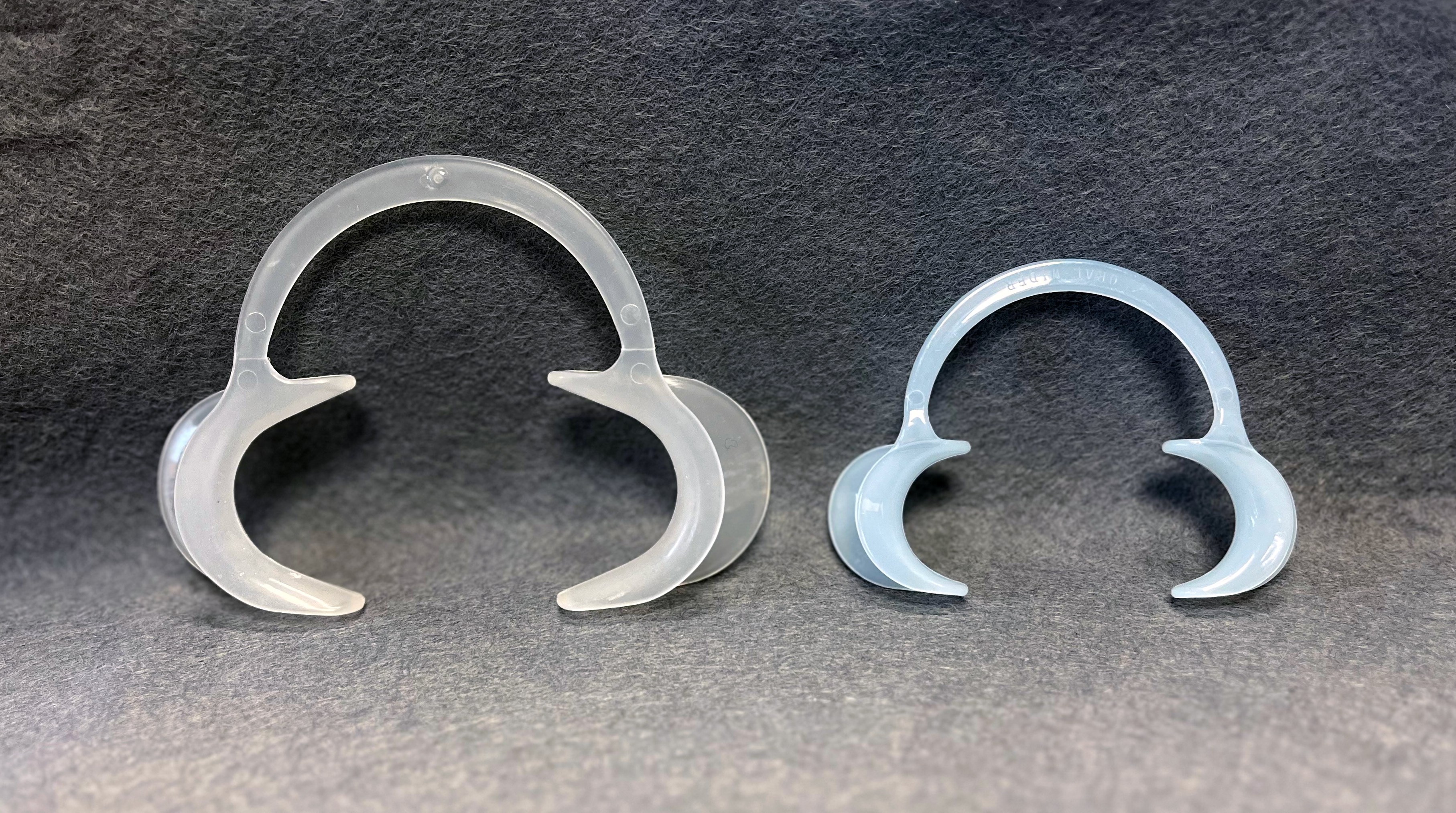 En stor och en liten munvinkelhållare