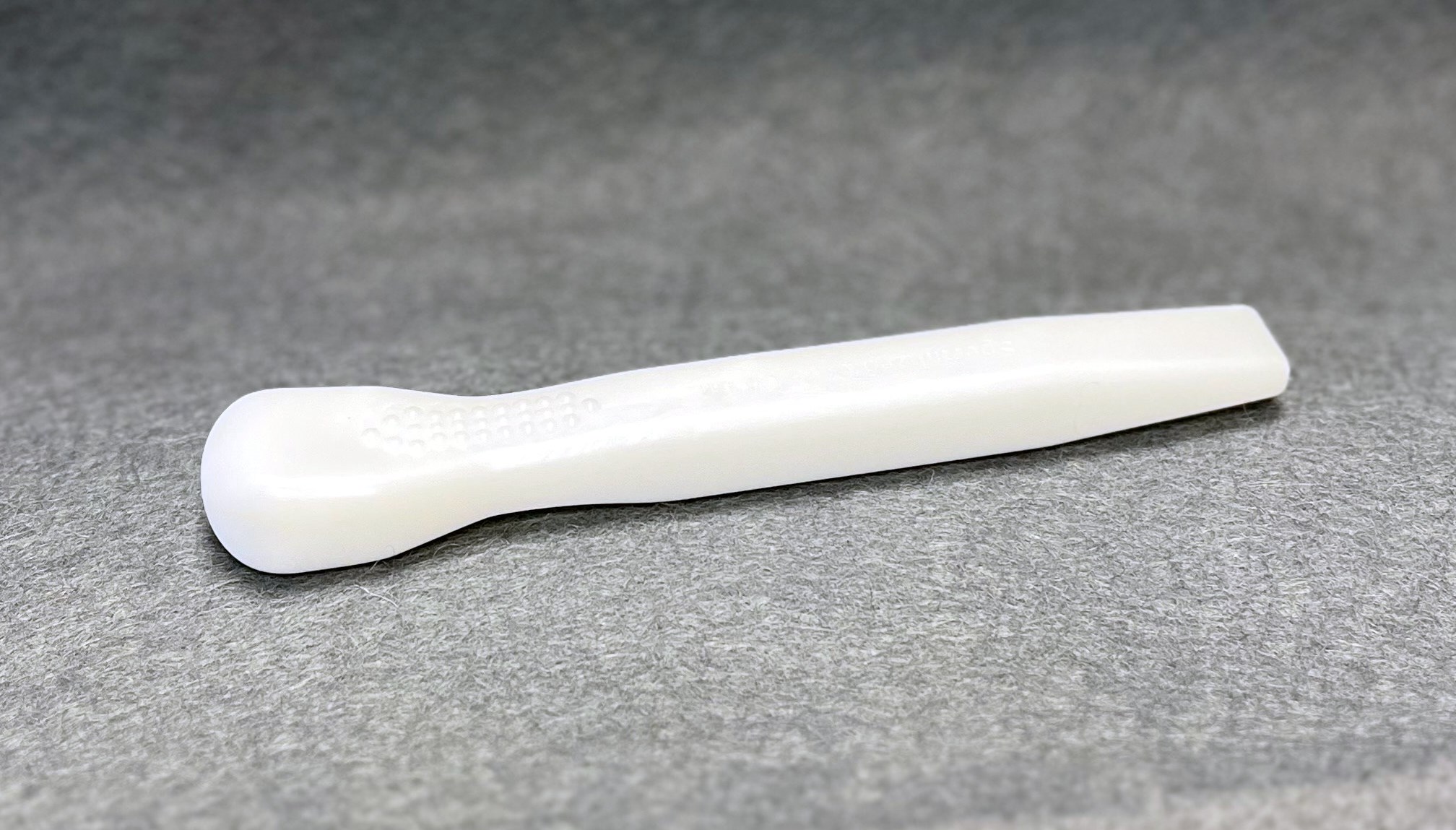 En bitspatel som underlättar att hålla munnen öppen vid munvård och tandbehandling